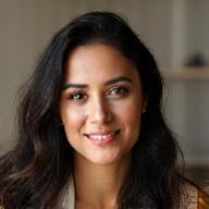 Aisha Khan, Creative Director का हेडशॉट